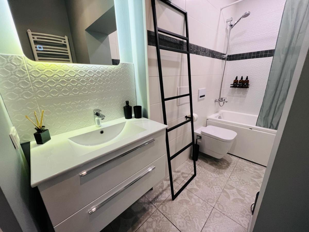 The Right Coast Apartment With Free Private Parking รีกา ภายนอก รูปภาพ